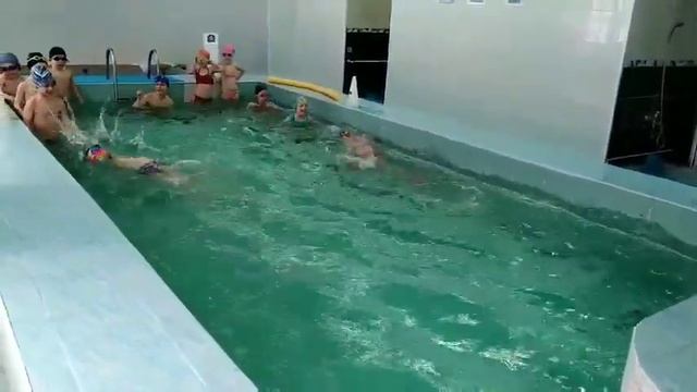 Эстафета в бассейне "Один мяч"