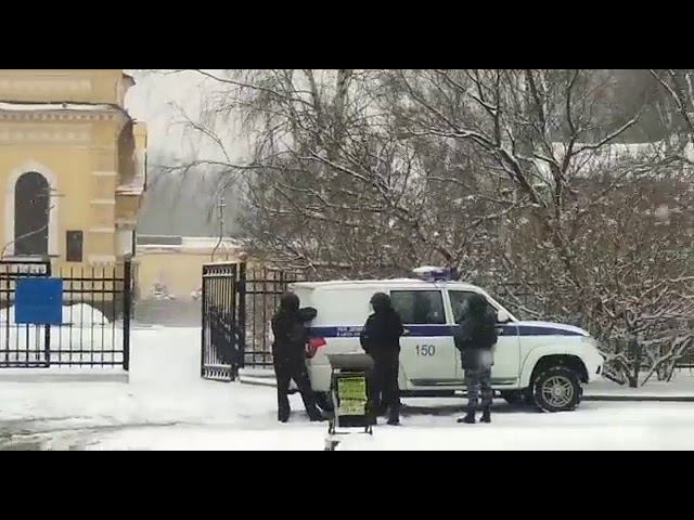 Уссурийск. Церковь в оцеплении, подъехала скорая и пожарные