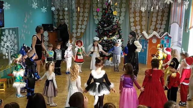 Новый год  28.12.2017 !!  ср.гр. Алёнушка