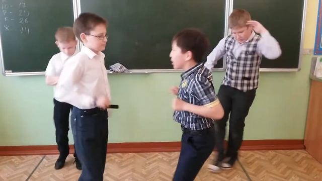 Мальчики танцуют