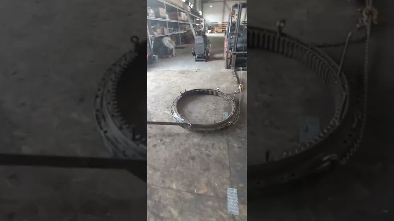 Расклиниваем поворотный круг экскаватора #shorts #short #excavator #parts #разборка #запчасти
