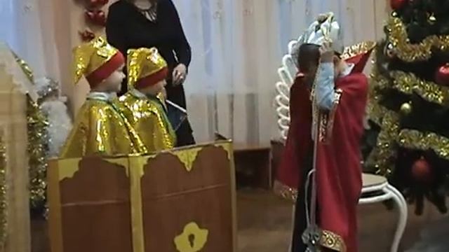 Новогодний утренник в садике.
