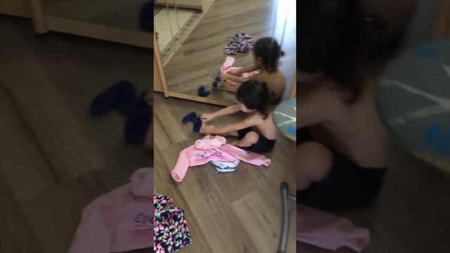 Ребёнок учится одеваться сам