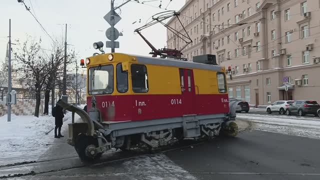 Трамвай-снегоочиститель ГС-4 (КРТТЗ) у станции "Каланчевская" (07.12.2023)