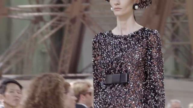 COCO CHANEL 
Коко Шанель 
2017 2018 Haute Couture Show
Жми Лайк И Подписка! =)
Или Просто Потдержать