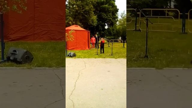 Азиз Дадабаев в исполнении песни " С дедом на парад"