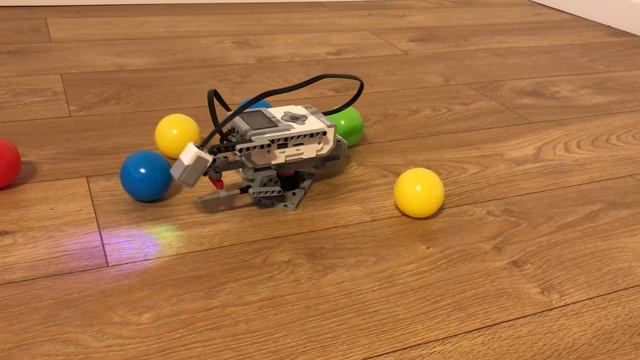 After selecting the color, the robot hits the ball. Lego Mindstorms EV3