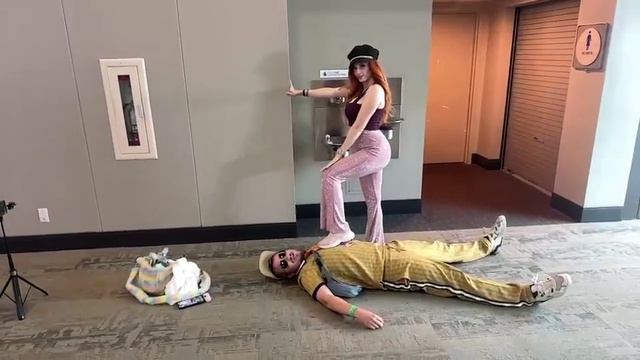 🤡Мэддисон встретился с сиськостримершей Amouranth на TwitchCon и позволил ей на себя наступить.