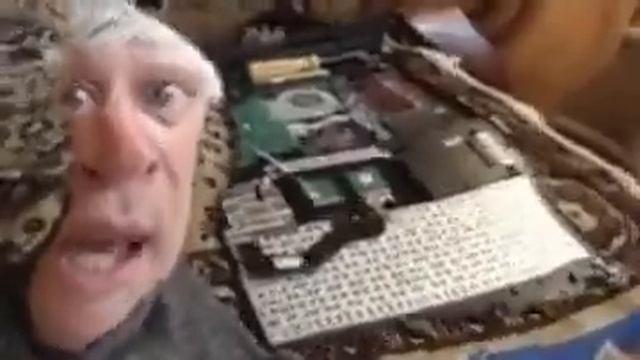 Геннадий Горин и ноутбук (жмых эффект)