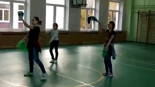 Болельщицы на футбольном матче 6-х классов