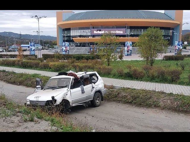 Во Владивостоке женщина от удара с леерами вылетела из своей машины