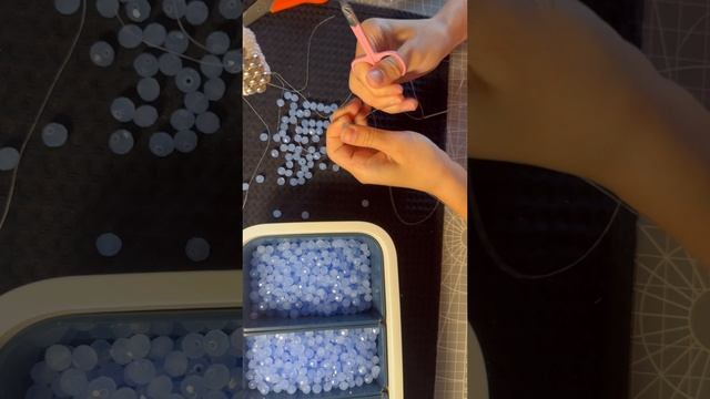 ✨ Калибровка бусин — важный этап в создании идеальной сумочки! 🎨💖