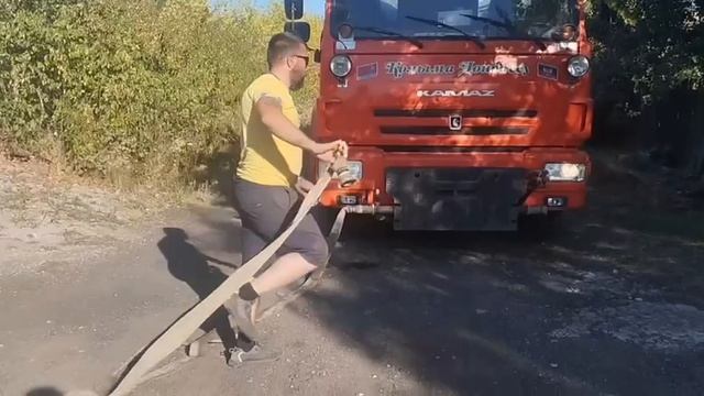 Представители Магаданской области помогают обеспечить водой жителей Шахтерского округа