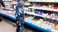 13 марта 2019 года. После детского сада. Макс хозяйничает в Дикси.