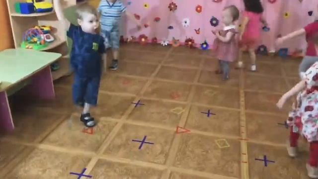 «Самолётики» подвижная игра. Закрепляем геометрические фигуры  или другое от цели игры