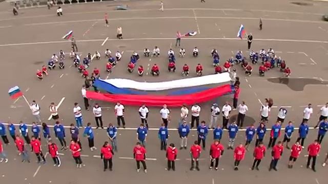 День флага в Саратове - живой триколор