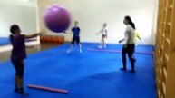 Вышибала фитбольным мячом