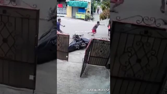 thieves try to steal a bike, end up losing their😄