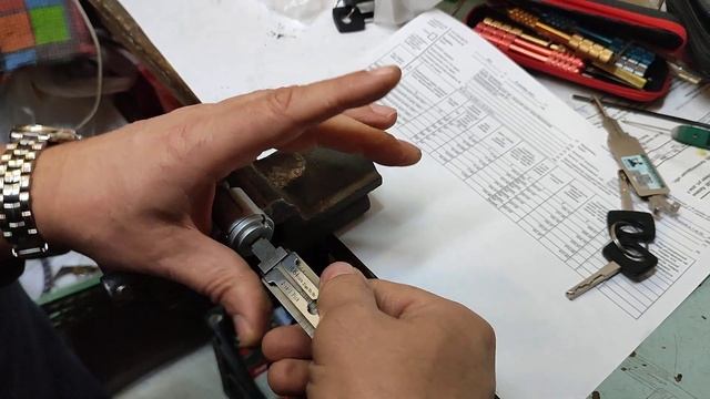 Как вскрывают автомобильные замки с помощью отмычки lishi