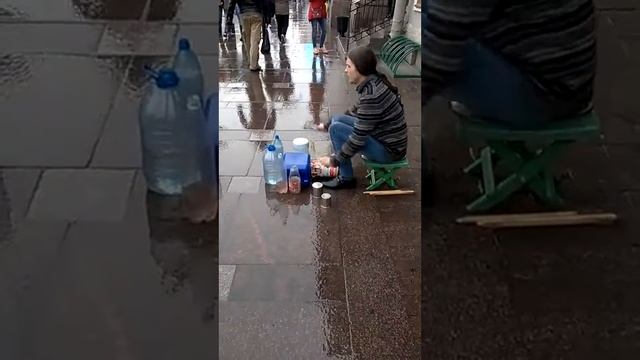 Вундеркинд в Санкт Петербурге играет на кухонной утвари