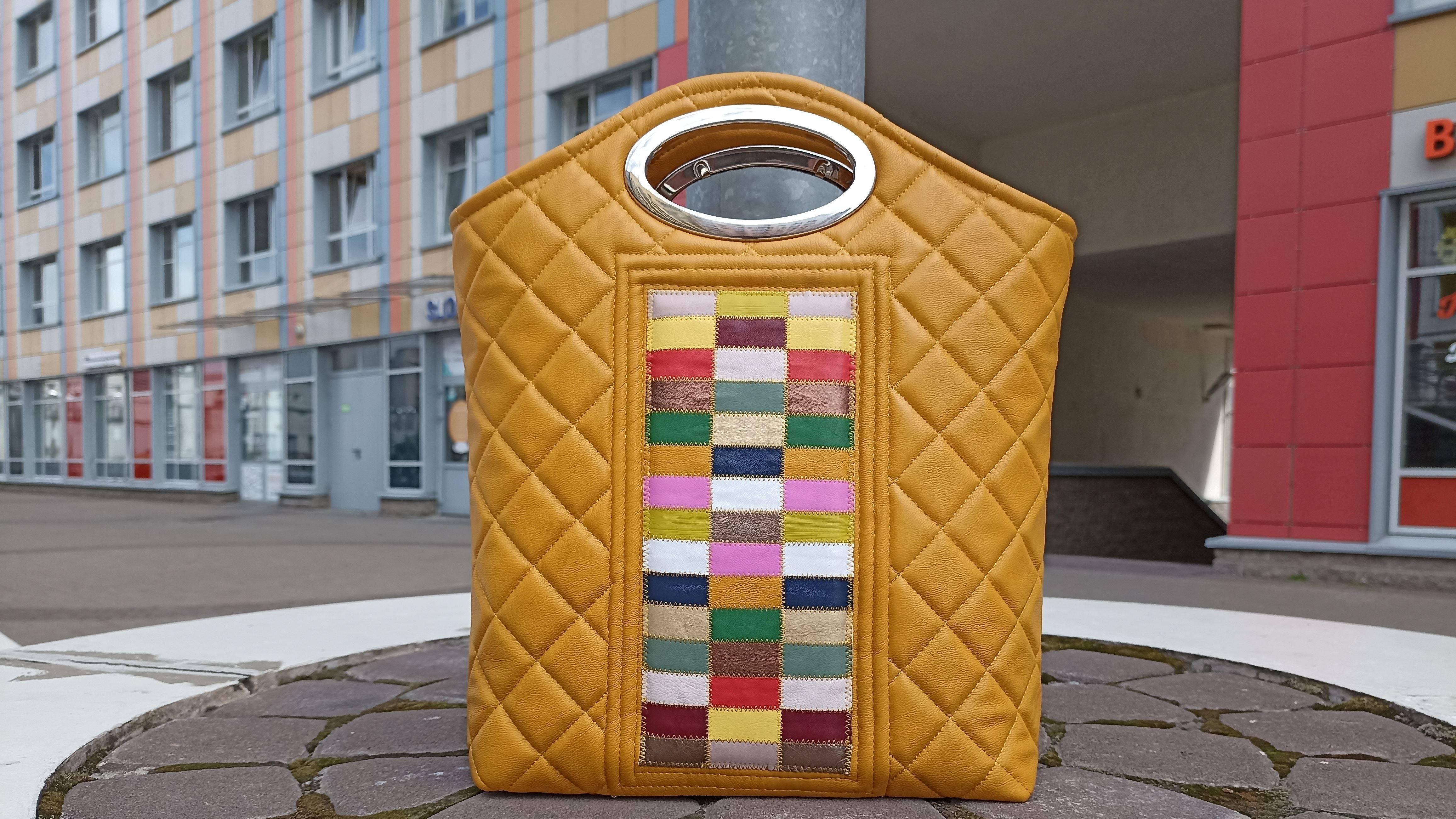 Сумочка с люверсными ручками