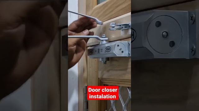 डोर क्लोजर कैसे लगाते हैं. door closer kaise lagate hai.how to install automatic door closer #short