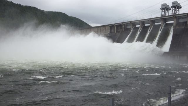 Сброс воды на Красноярской ГЭС