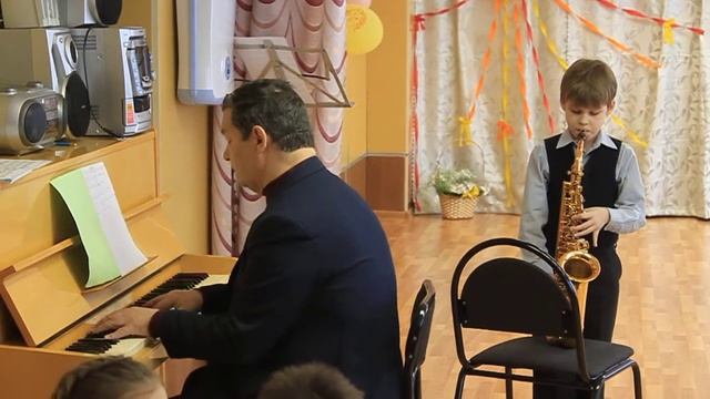 Выступление Михаила в детском саду (саксофон, отрывок)