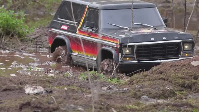 Радиоуправляемый внедорожник Ford Bronco штурмует грязь и речки: захватывающие кадры