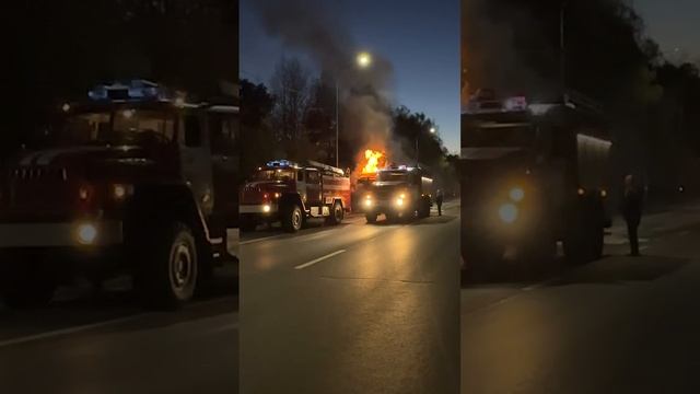 На Тюменской трассе в сторону села Косулино загорелась фура. Водитель успел выскочить