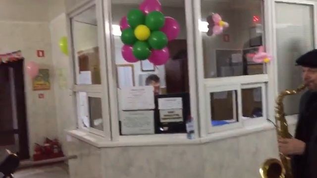 Саксофонист в проходной Йошкар-Олинской обувной фабрики (2)