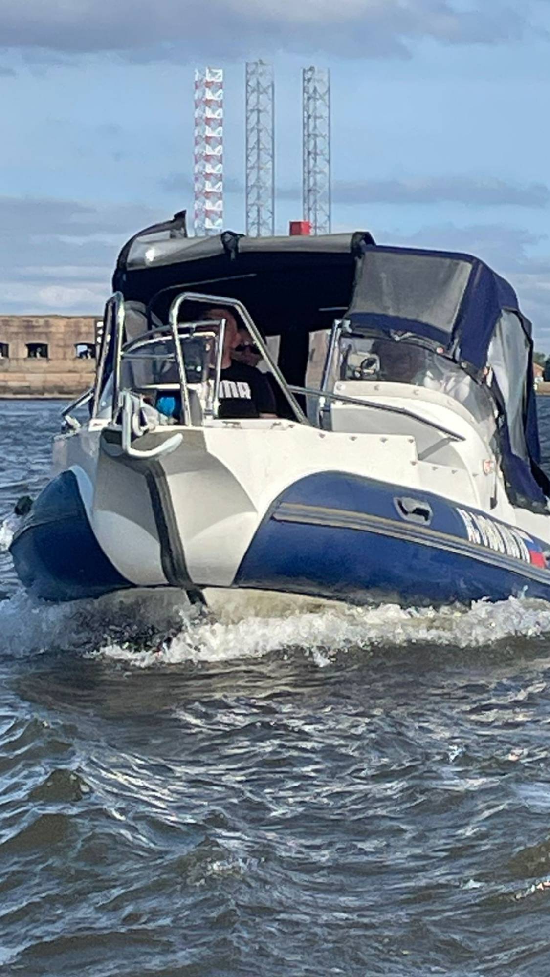 РИБ VOLNA 550F от компании "ВОЛНА" 
https://volnaboat.ru/lodki-rib/model-n2-rib-550r/