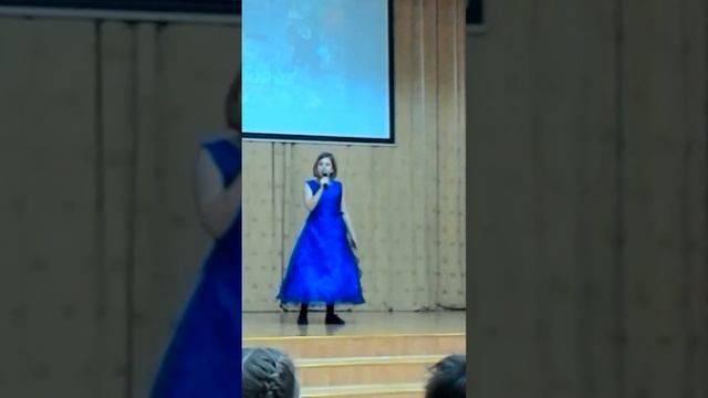 Песня серая лошадка. Исполняет Ева Ковачич, из школы 1098