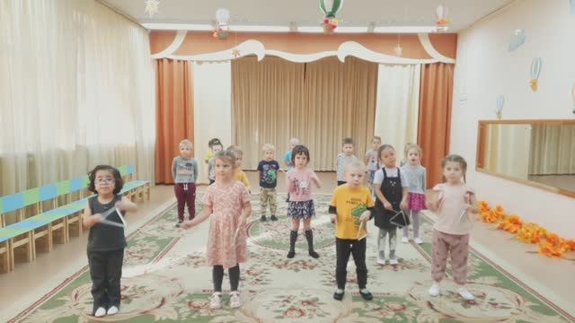 песня "Дождик" В.Костенко (дети средней группы)