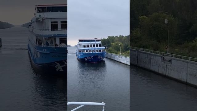 Вместе с теплоходом «Маленький принц» в шлюзе