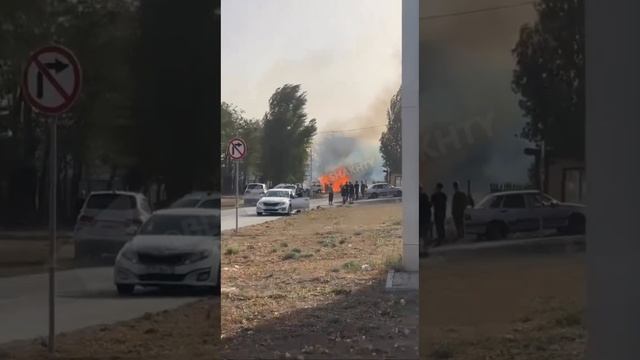 Пожар в районе переулкаТюменского в Шахтах подбирается к АЗС. 🔥