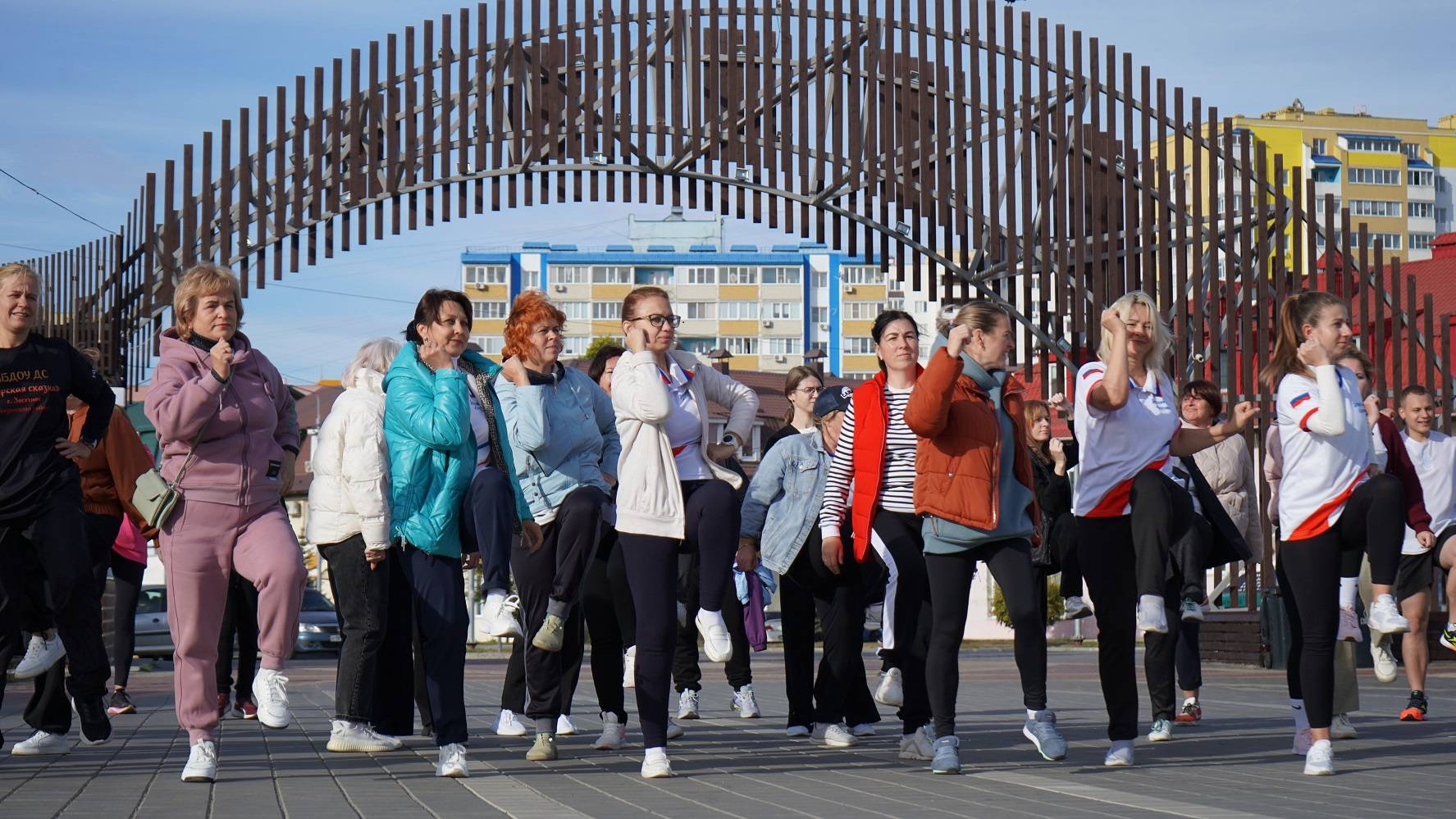 Воспитатели детсадов дружно поддержали парковые забеги в Спутнике