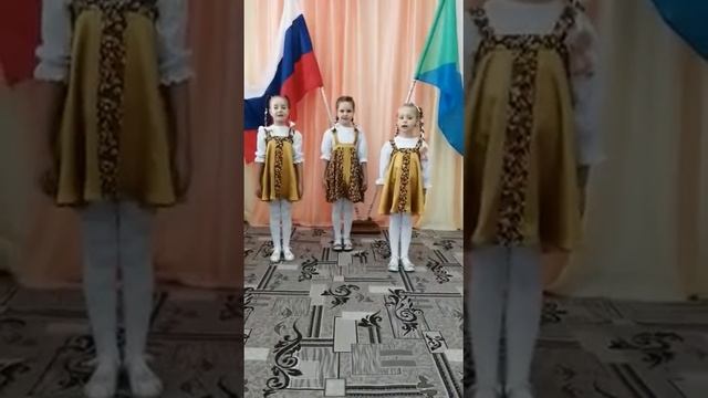 "Песня о России" исполняют Агата Голавская, Лиза Нестерова, Алиса Осиновик-МБДОУ детский сад №14