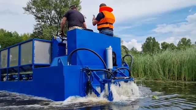 Лодка косилка для камыша и водной растительности.