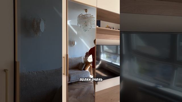 Гостиная в классическом О-образном дизайне с телевизором по центру📺👀