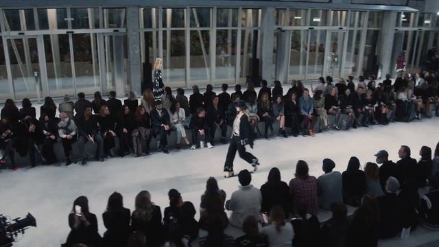 CHANEL 
Коко Шанель 
2021 2022 Mtiers d’art Show
Жми Лайк И Подписка! =)
Или Просто Потдержать