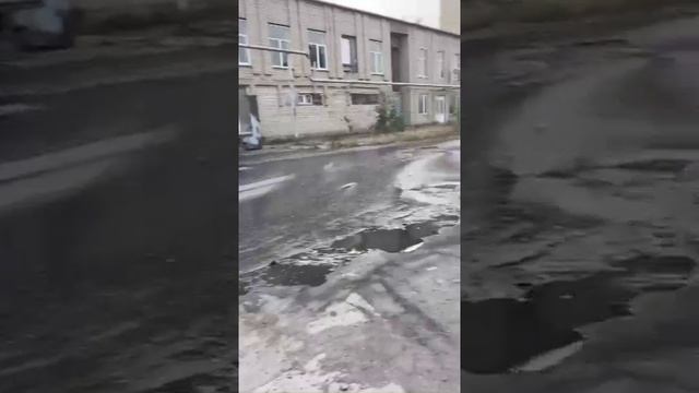 Зловонная река течет в Шахтах на улице 50 лет ВЛКСМ. 🤢