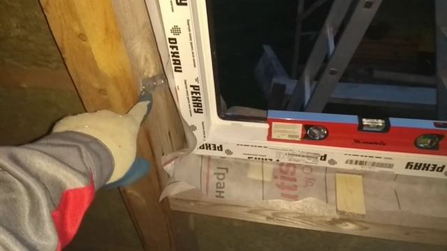 Установка пластикового окна в каркасном доме