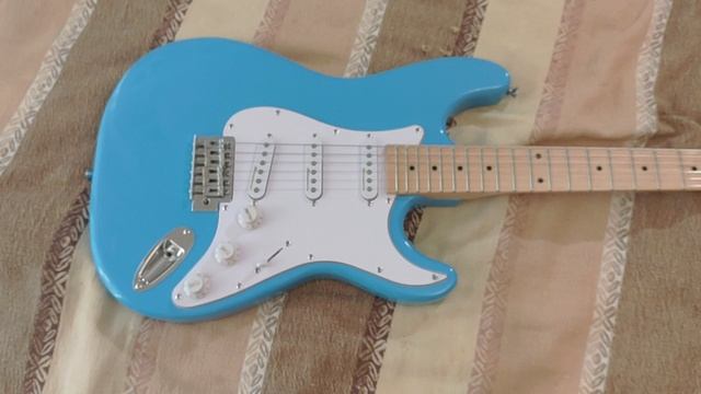 Обзор доработанной китайской реплики Fender Stratocaster, цвет голубой.