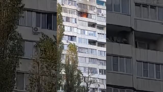 В 77 доме по улице Генерала Лизюкова произошел пожар в одной из квартир. 🔥