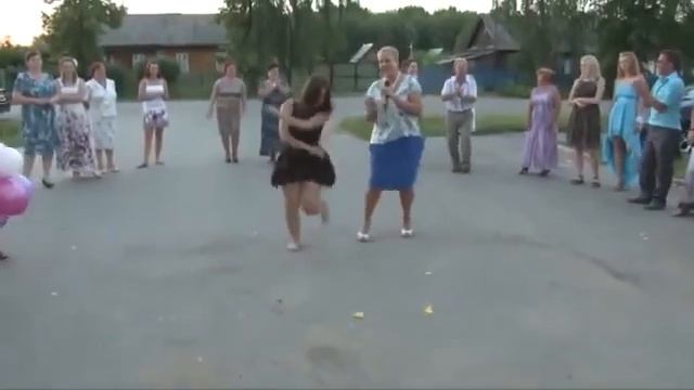 Прикольно девка танцует, частушки