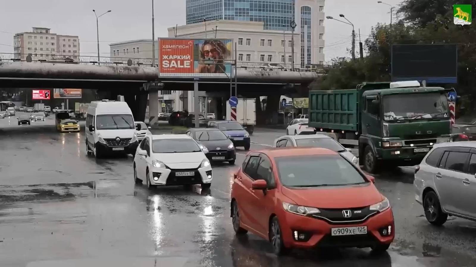 Двойная сплошная разметка запретила привычный для водителей Владивостока выезд