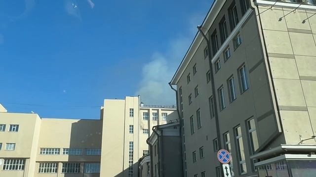 В центре Екатеринбурга загорелся 🔥 театр Музкомедии. 
На месте работают пожарные