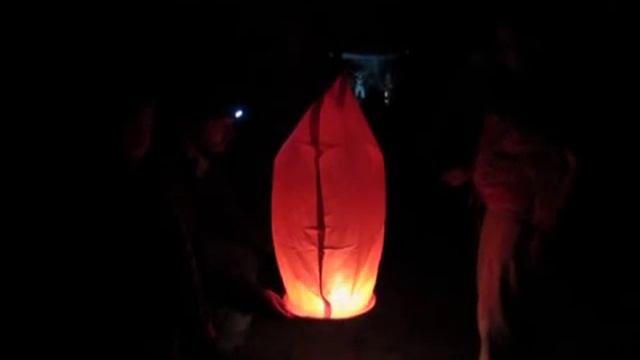 Запуск небесного фонарика. Sky lanterns