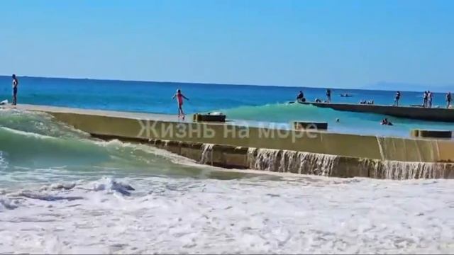 Туристы купаются в шторм на Чёрном море